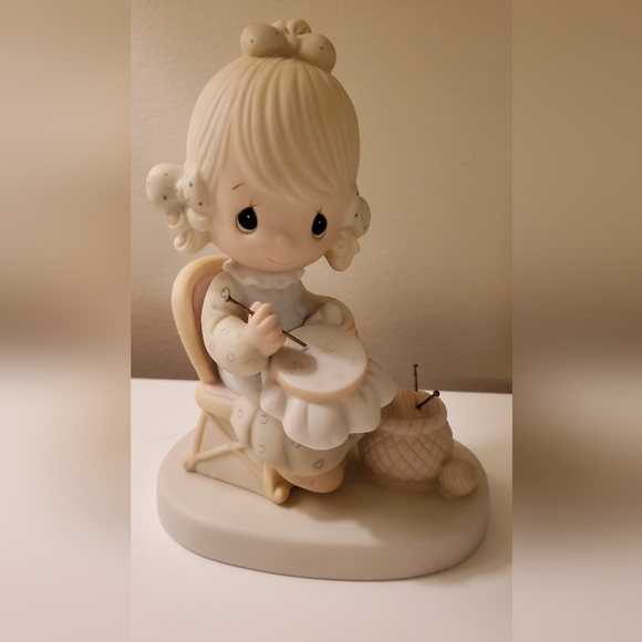 Precious Moments figurine with original packaging, mother sew dear. - Picture 2 of 3